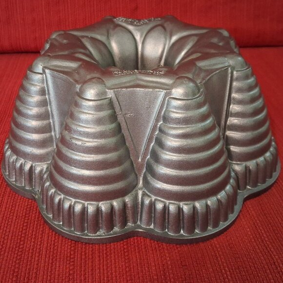 Nordic Ware Pro Cast FESTIVAL FIESTA PARTY BUNDT PAN Cast Aluminum Lightly - Picture 1 of 9